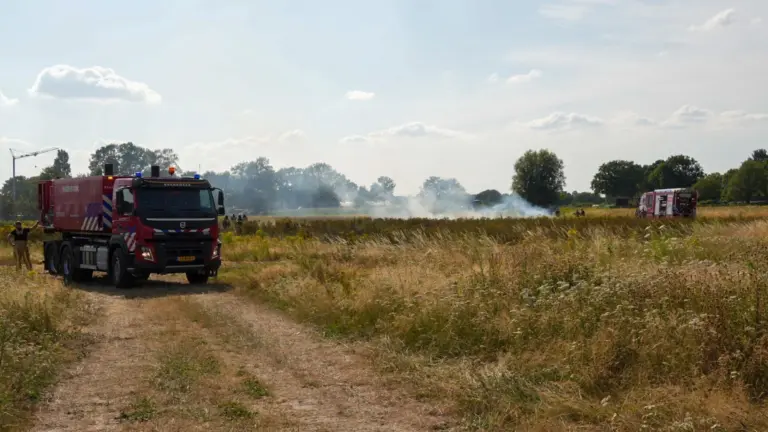 Brandweerwagen moet gekoeld worden omdat vuur in Bakel te dichtbij komt tijdens natuurbrand