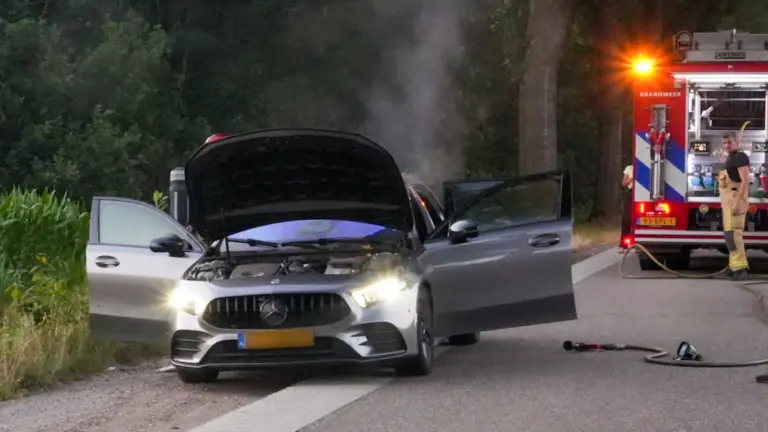Auto vliegt tijdens rijden in brand op Raktseweg in Deurne; bestuurster kan net op tijd uitstappen