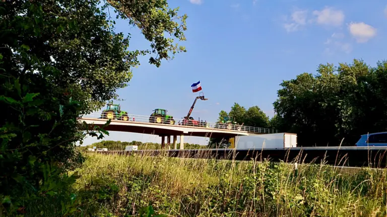 Boeren uit gemeente Deurne uiten onvrede over Haagse stikstofplannen; protesten boven A67 in Liessel