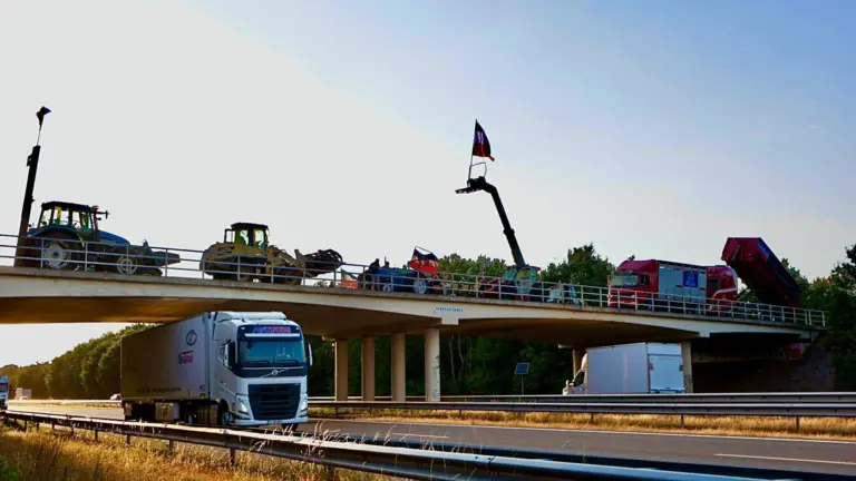 Boeren protesteren op viaduct boven A67 met omgekeerde vlaggen: ‘Dit is nog maar een begin’
