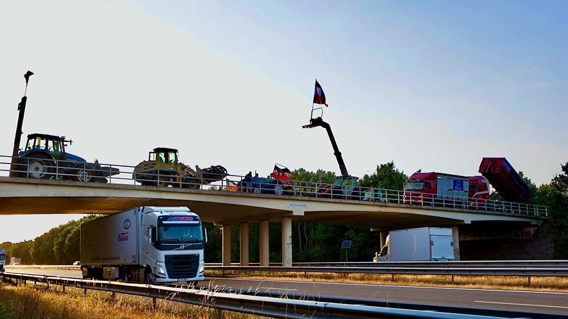 Boeren protesteren op viaduct boven A67 met omgekeerde vlaggen: ‘Dit is nog maar een begin’