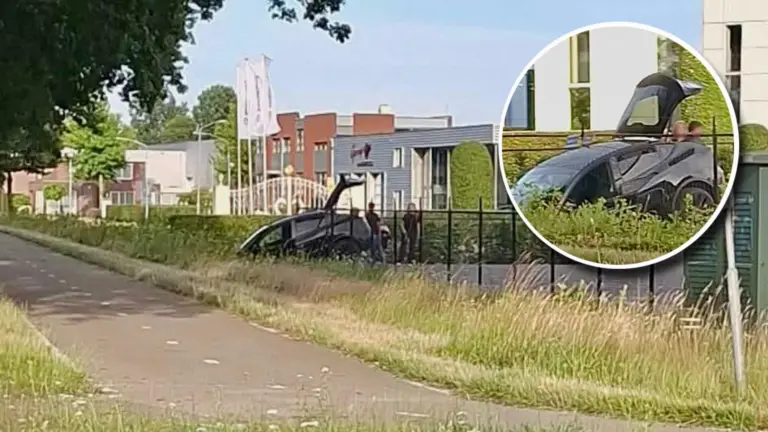 Automobilist ramt door hek en komt met voertuig in greppel terecht in Deurne