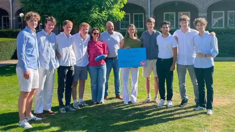 Leerlingen Willibrord Gymnasium zamelen met worstenbroodjesactie 483 euro in voor JENS Foundation