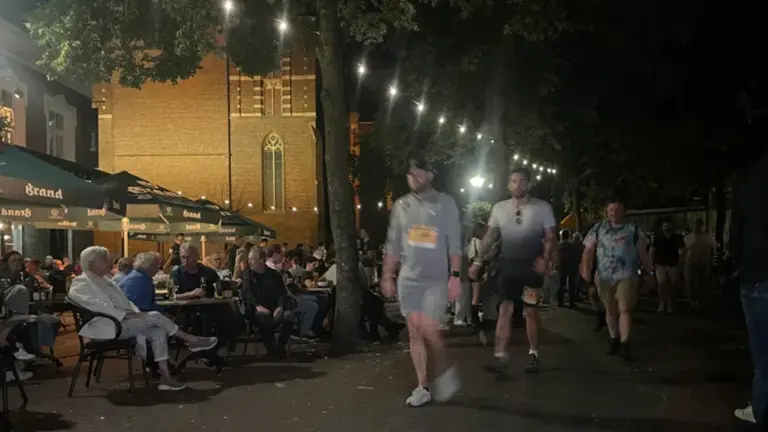 Warm en muzikaal onthaal in Deurne voor lopers van 62ste editie Kennedymars