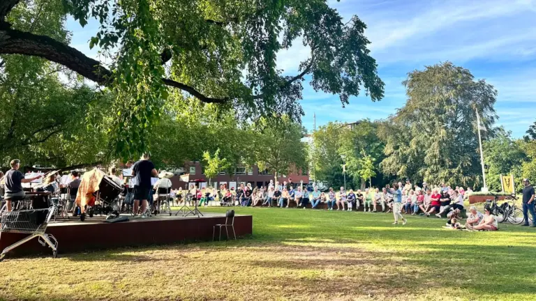 Jeugdorkest en H2O van Koninklijke Harmonie Deurne geven spetterende aftrap van serie miniconcerten in Tuinpad Park