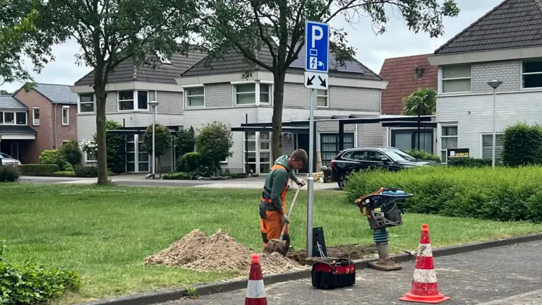 Deurne en Liessel krijgen er tien nieuwe laadpalen bij voor elektrische auto’s