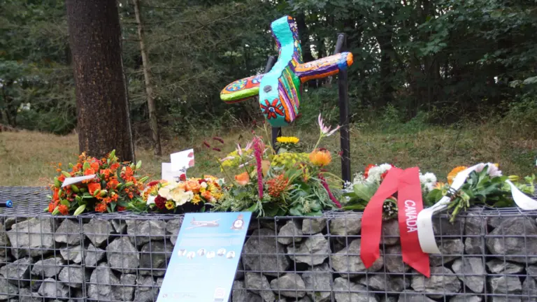 Oorlogsmonument vliegtuigcrash bij ORO Het Rijtven vernield; ‘Helaas ten prooi gevallen aan vandalisme’