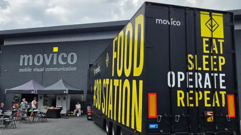 [VIDEO] ‘Zomer in de Peel’: Deurnes bedrijf Movico vormt al 30 jaar rondreizend decor van Tour de France