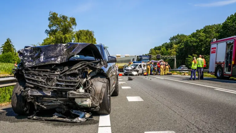 Meerdere gewonden bij ernstig verkeersongeval met drie auto’s op A67; snelweg urenlang dicht