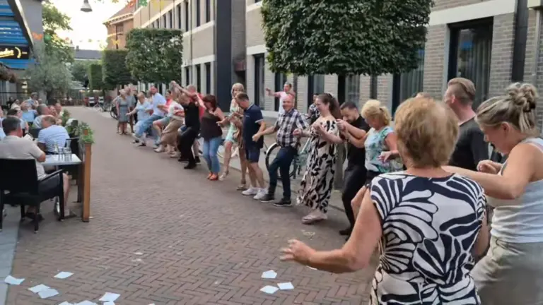 Restaurantbezoekers brengen Deurnese Raadhuisstraat in Griekse sfeer dankzij Manfred: ‘Altijd tijd voor een feestje’