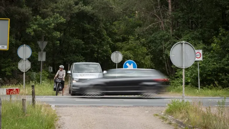 Provincie kiest dit najaar oplossing voor gevaarlijke oversteekplaats Vlierdense Rijntjesdijk: tunnel of viaduct