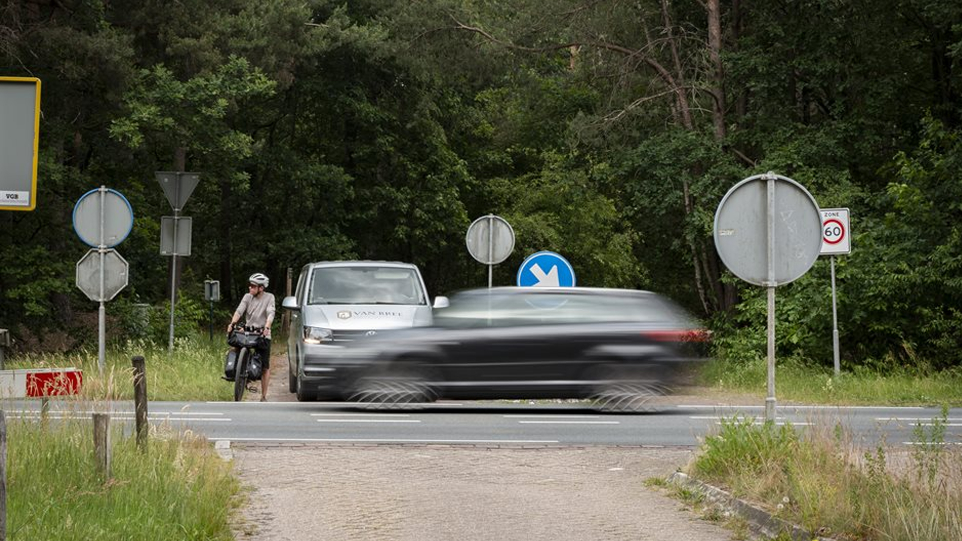 Gevaarlijke oversteekplaats Rijntjesdijk in Vlierden krijgt dit najaar een middeneiland: ‘Stap in de
