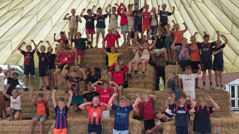 [FOTO’S] Voetbal gaat hand in hand met verbinding tijdens jeugdkamp SJVV; 56 kinderen hebben tijd van hun leven