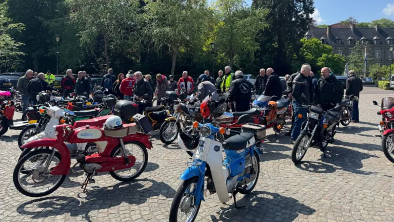 Oldtimerclub De Vette Bougie in Deurne ziet populariteit van klassieke brommers exploderen