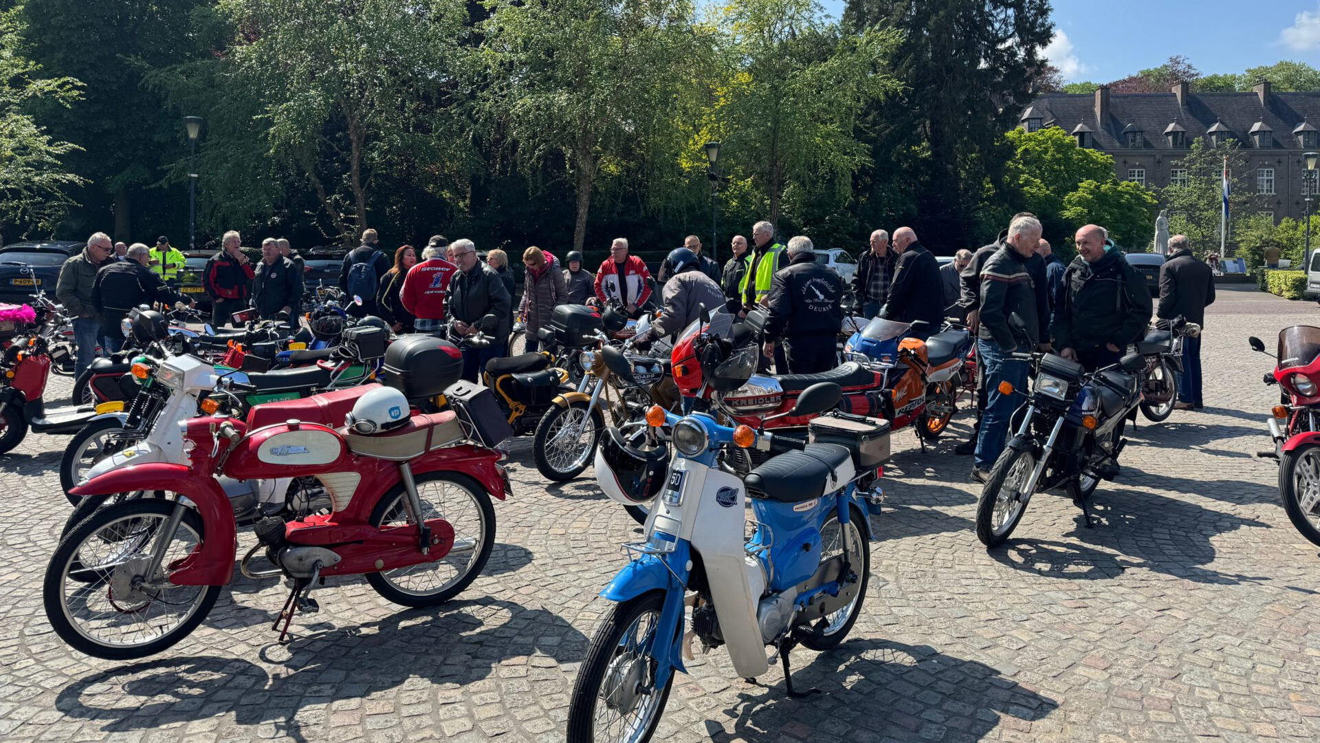 Oldtimerclub De Vette Bougie in Deurne ziet populariteit van klassieke brommers exploderen