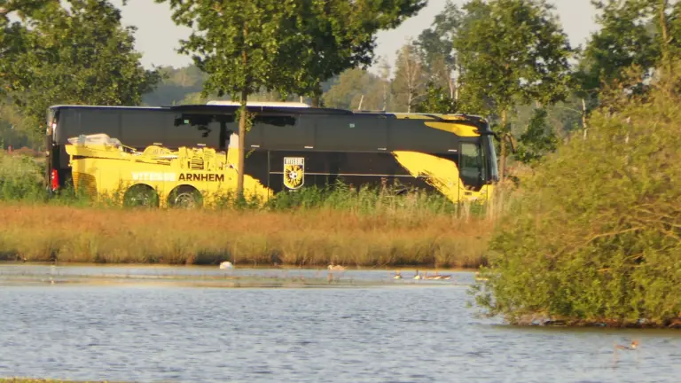 Vervangend vervoer treinreizigers levert bijzondere verschijningen op; spelersbussen voetbalteams gespot