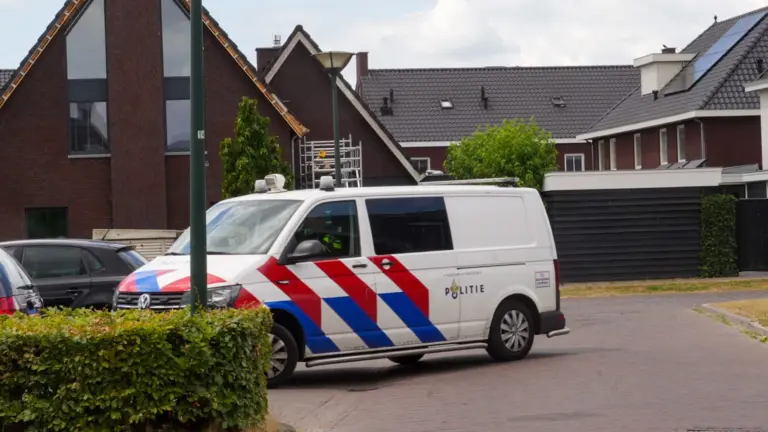Politie doet buurtonderzoek aan Ossenmarkt in Bakel in verband met woningoverval