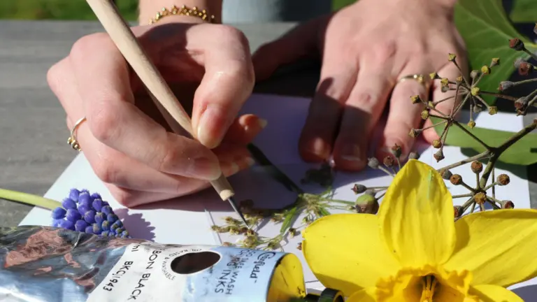 Workshop ‘Etsen in de natuur’ bij De Wieger leert deelnemers fijne kneepjes van klassieke druktechniek