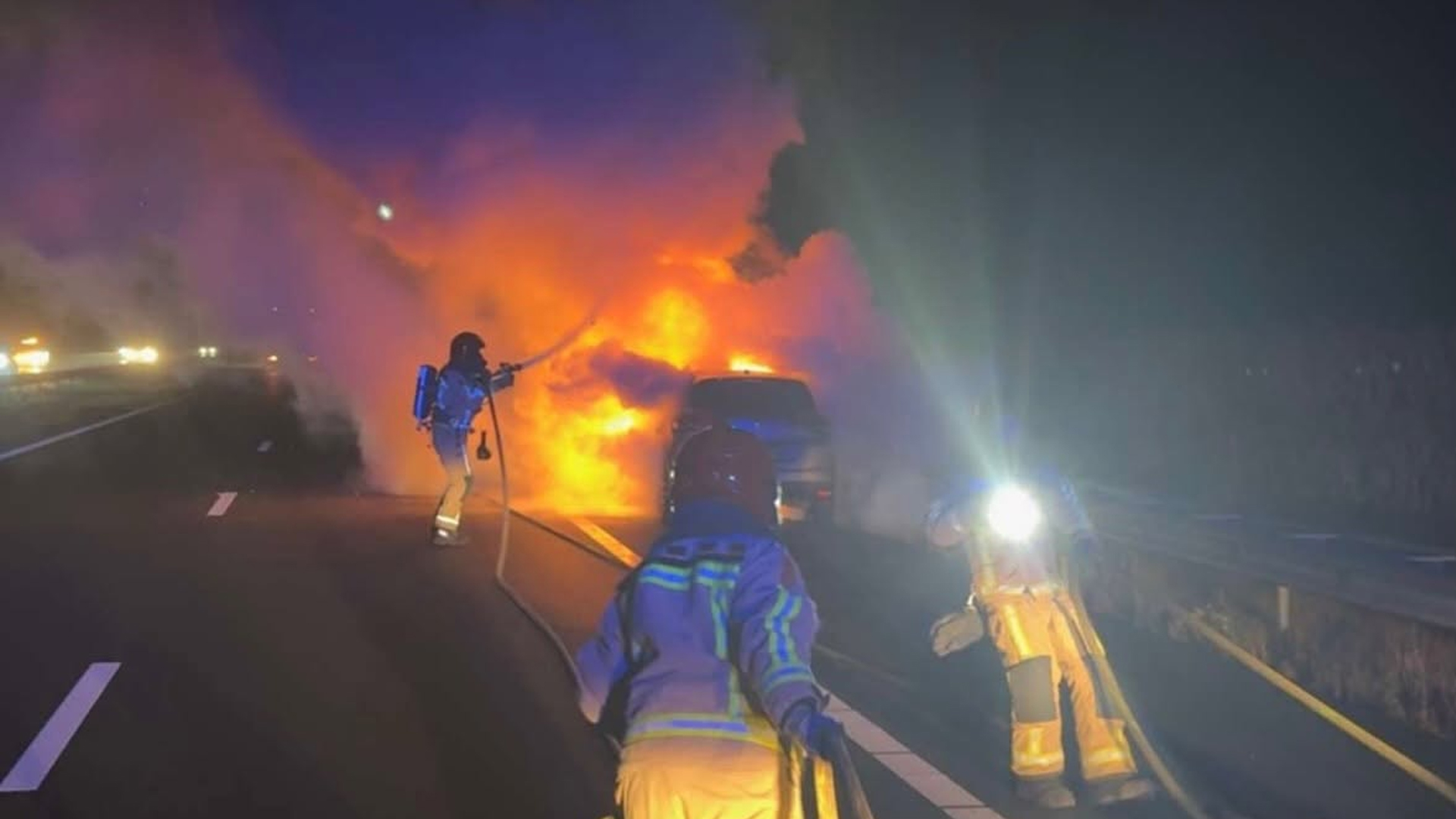 Auto brandt volledig uit op snelweg A67 ter hoogte van Liessel