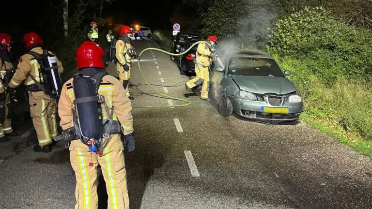 Brandweer treft ernstig beschadigde auto in brand aan op Nuijeneind in Bakel
