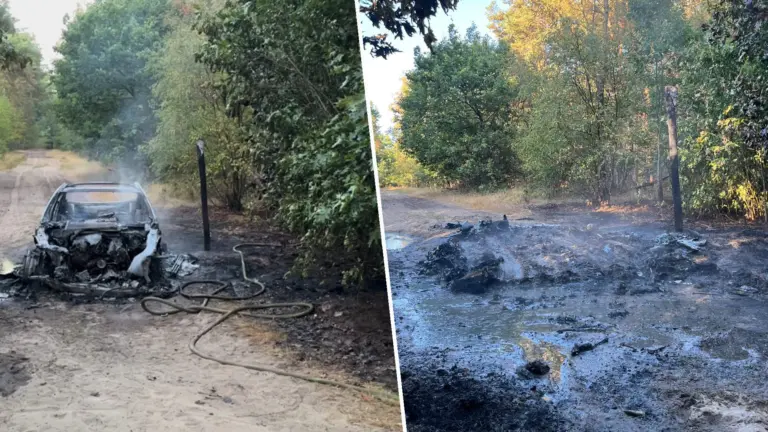 Brandweer treft auto in lichterlaaie aan op bospad in Deurne; voertuig brandt volledig uit