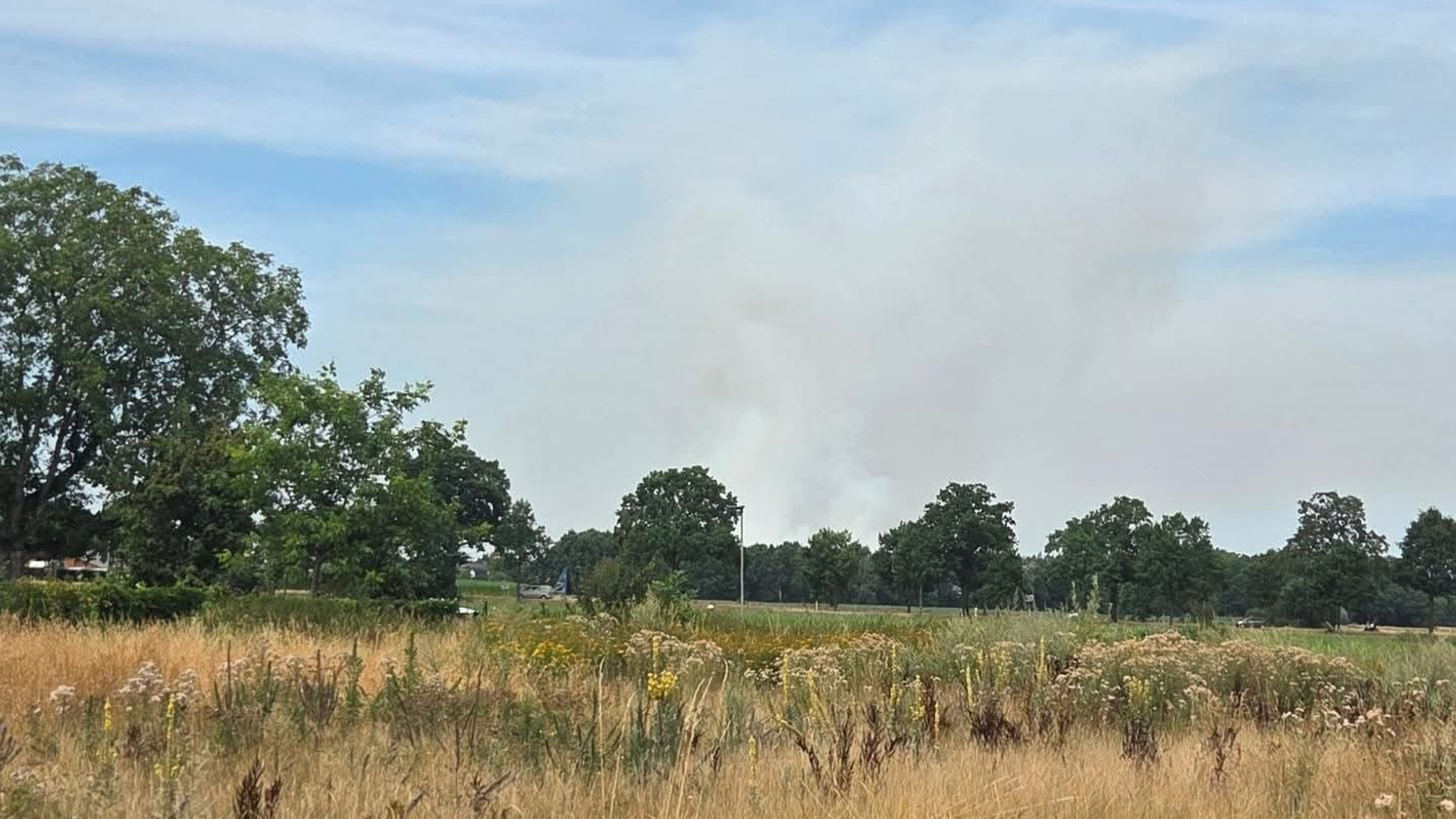 Rookwolken van grote natuurbrand in Oostrum tot in Deurne te zien
