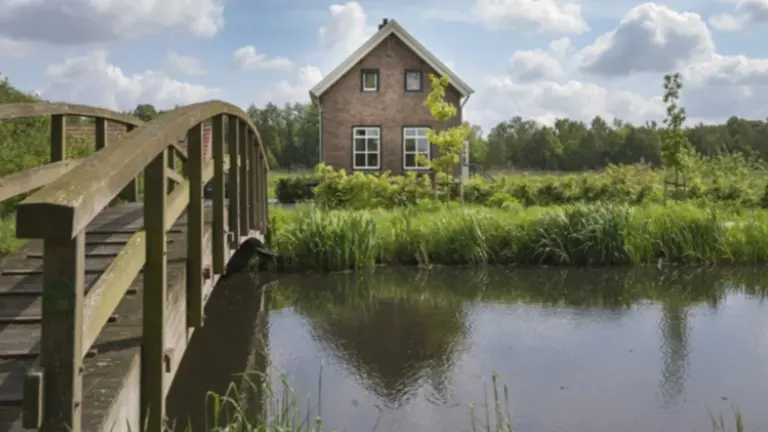 Gemeente voert onderhoud uit aan houten bruggen Soemeersingel en Kaasweg in Helenaveen