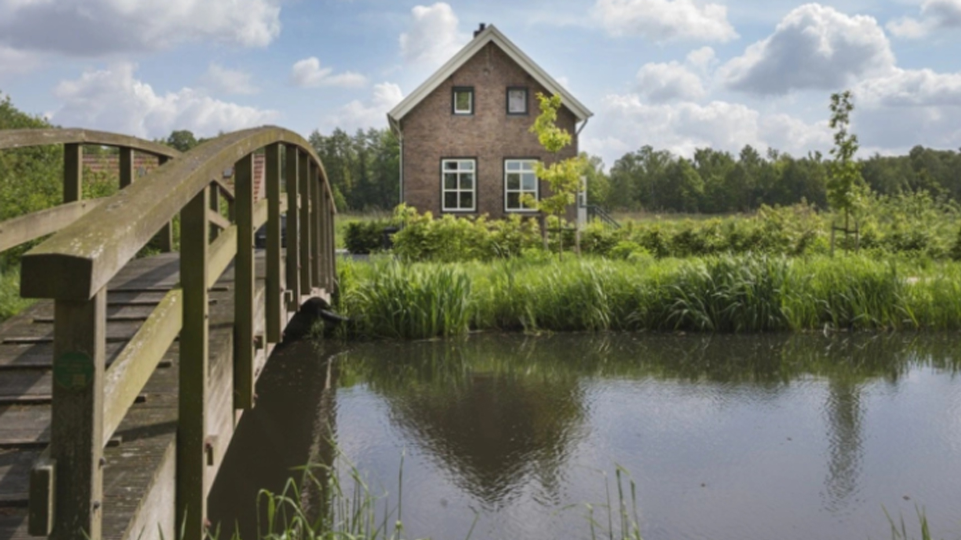 Gemeente voert onderhoud uit aan houten bruggen Soemeersingel en Kaasweg in Helenaveen