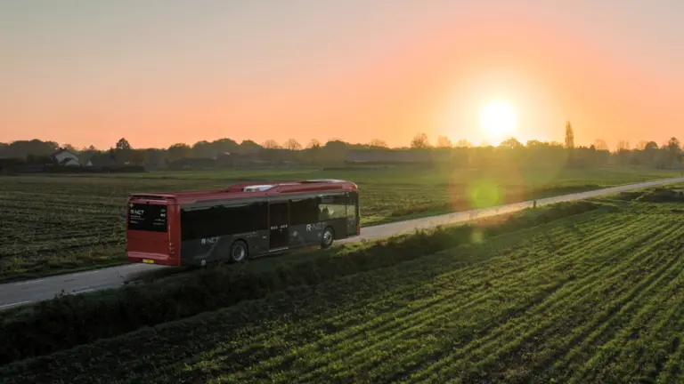 Deurnese busfabrikant Ebusco ziet financiële verbetering, maar liquiditeitsproblemen blijven zorgelijk