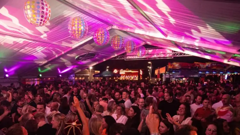 Feesttent Liessel viert twintigjarig jubileum: ‘Wij zijn en blijven het hart van de kermis’