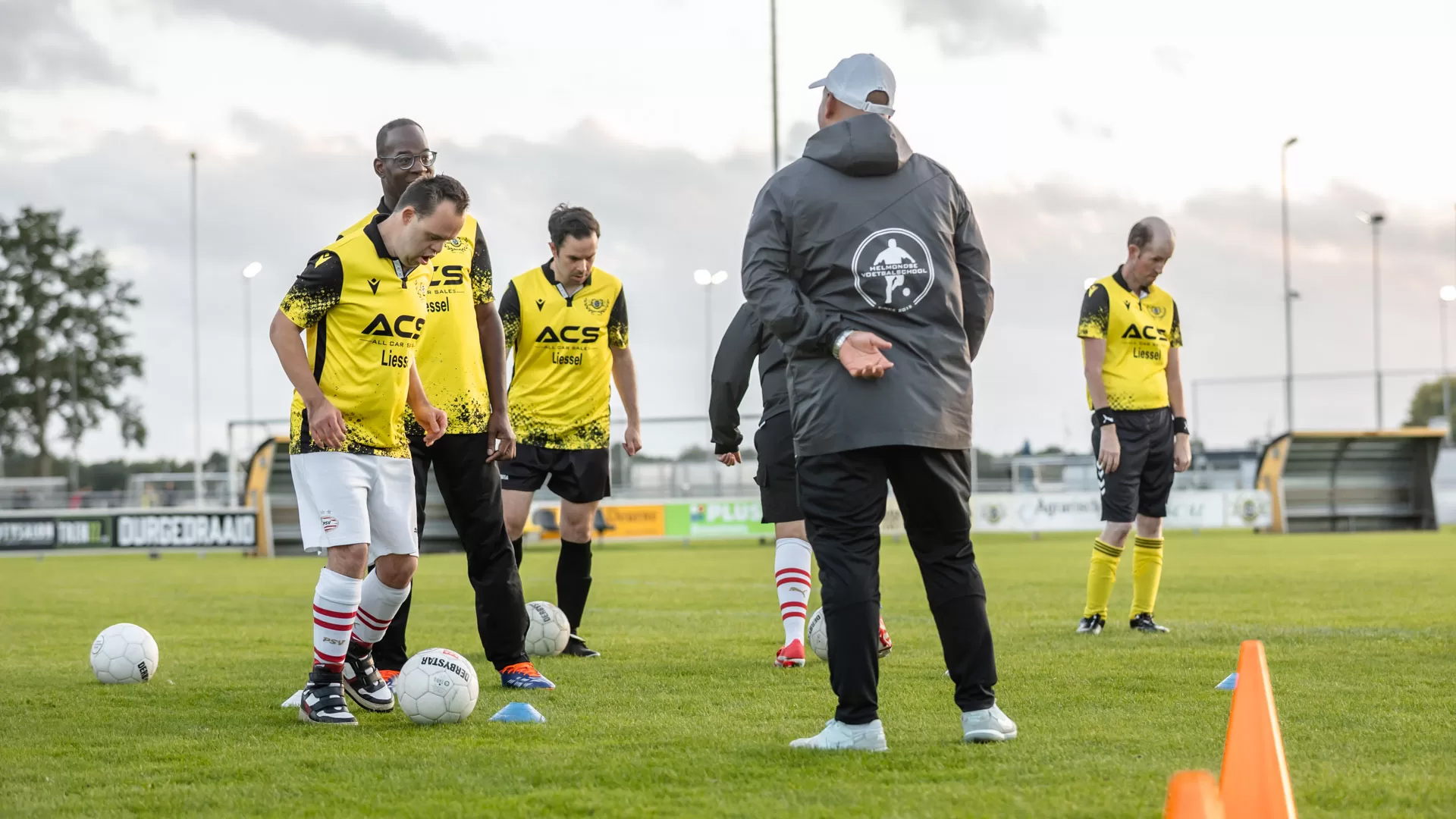 Jules, Stef en Teun van G-voetbalteam ZSV zoeken nieuwe chauffeur; ‘Een beleving die je nooit meer g