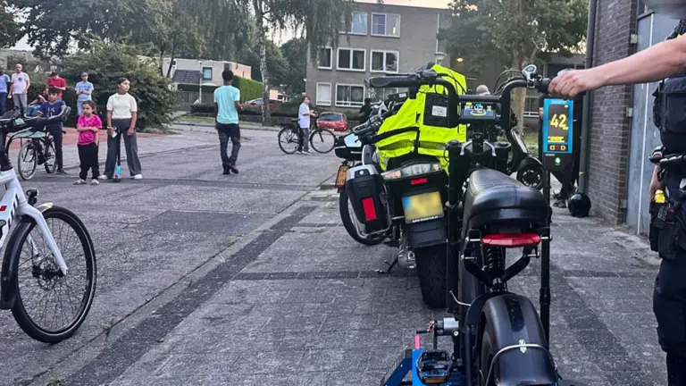 Politie houdt grote controle in Koolhof; fatbikes op rollerbank en boetes voor telefoongebruik op fiets