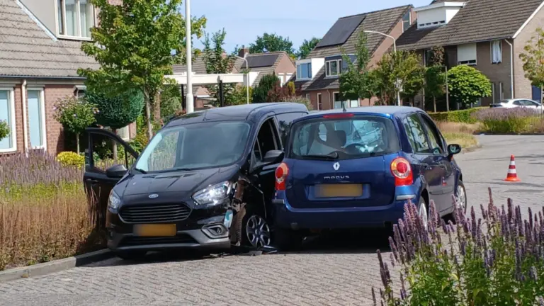 Twee auto’s botsen tegen elkaar op Peellandsingel in Deurne