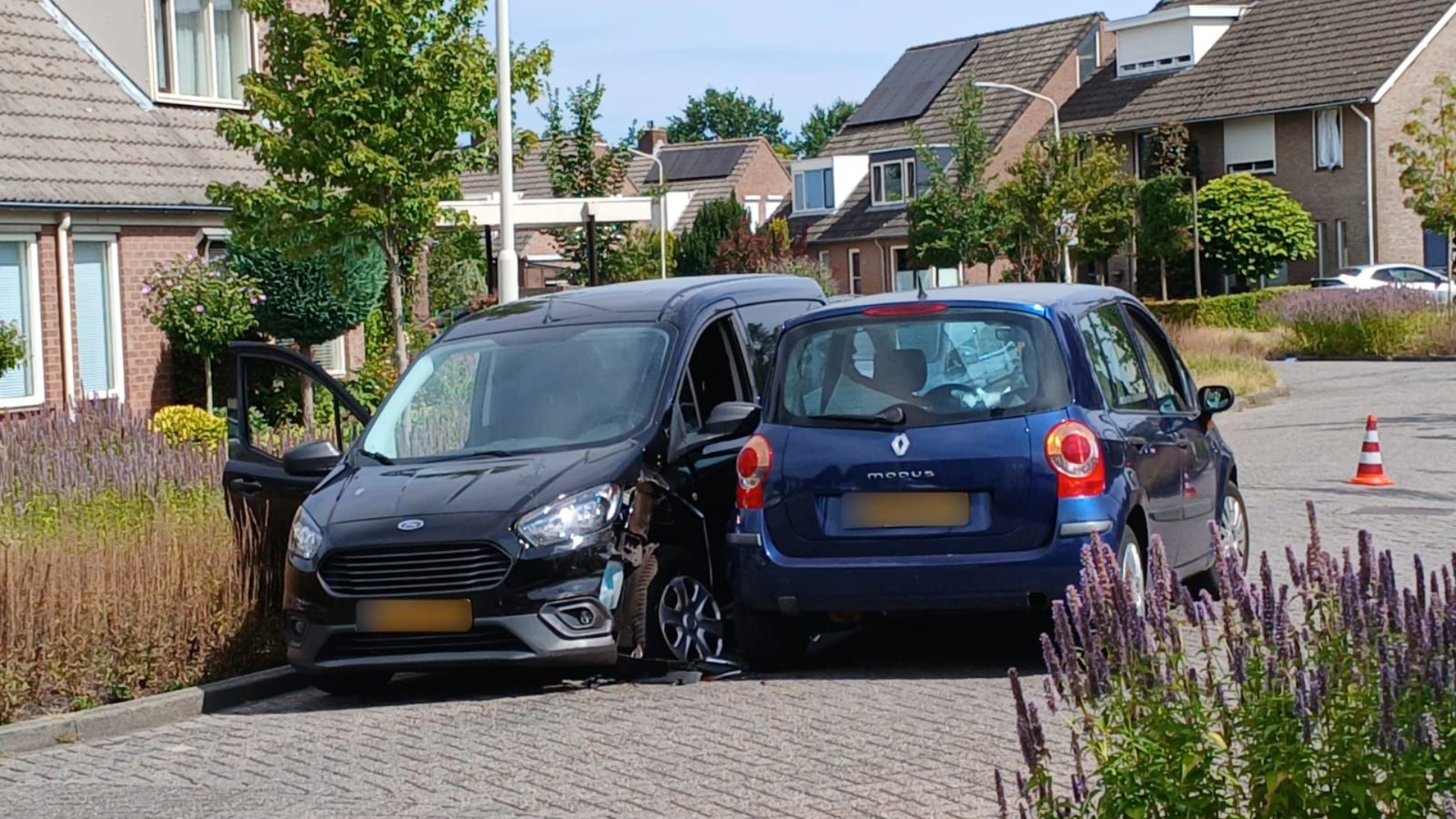 Twee auto’s botsen tegen elkaar op Peellandsingel in Deurne