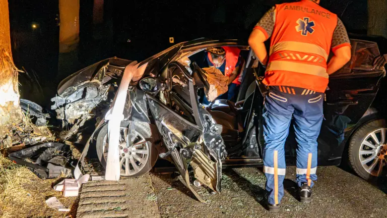 Man en vrouw raken gewond bij verkeersongeval; auto knalt tegen boom op Raktseweg in Deurne