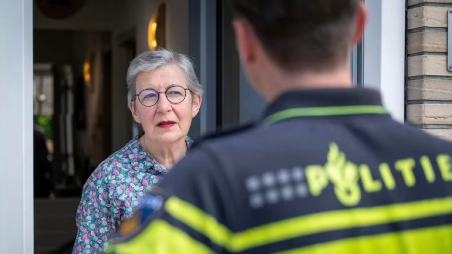 Politie waarschuwt voor nepagenten in regio Deurne: ‘Verbreek direct de verbinding en doe de deur no