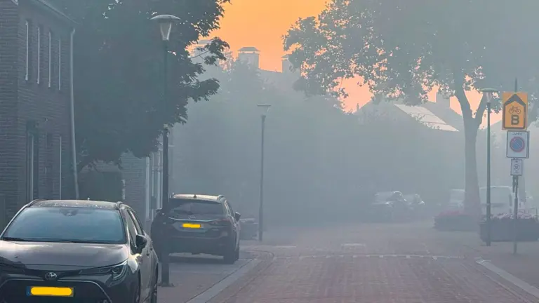 Smeulende resten van natuurbrand Oostrum zorgen ook in gemeente Deurne voor geur- en rookoverlast