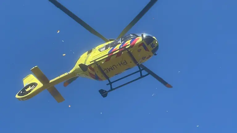 [VIDEO] Traumahelikopter probeert te landen op de Markt in Deurne, maar moet uitwijken naar grasveld bij zwembad