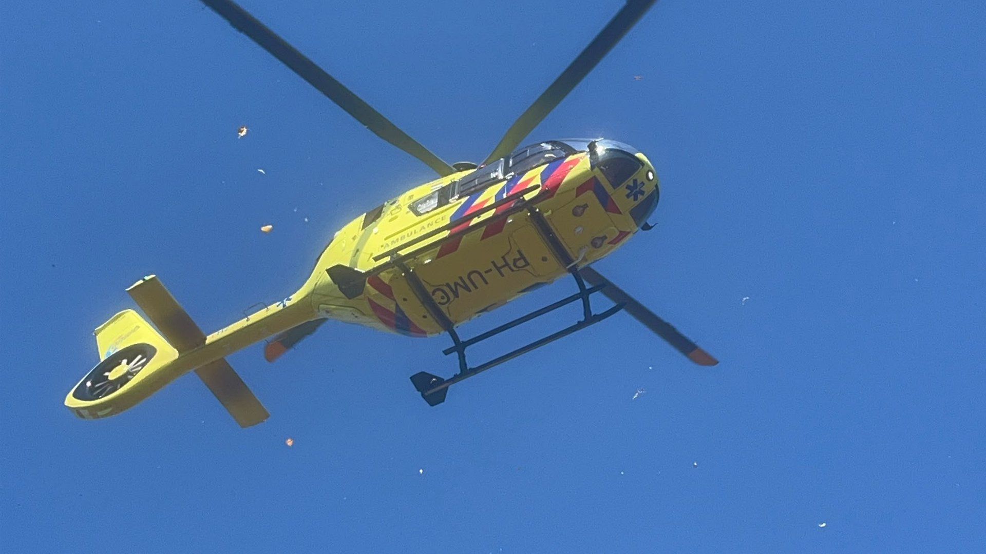 [VIDEO] Traumahelikopter probeert te landen op de Markt in Deurne, maar moet uitwijken naar grasveld