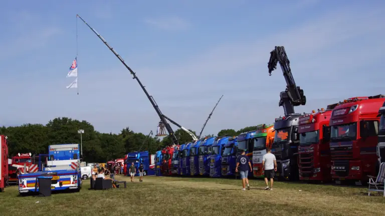 [FOTO’S] Geen Henk Wijngaard bij Truckshow Liessel, maar wel ruim 700 blinkende trucks én Corry Konings