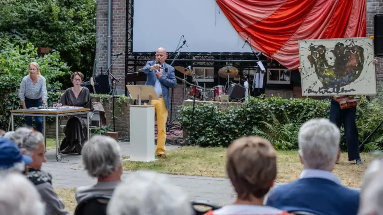 [FOTO’S] Benefietveiling Museum De Wieger levert 12.800 euro op; zestig kunstwerken onder de hamer