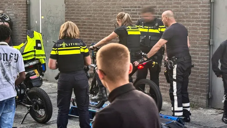 Politie neemt bij verkeerscontrole in Deurne ook flinke hoeveelheid softdrugs en wapenstok in beslag