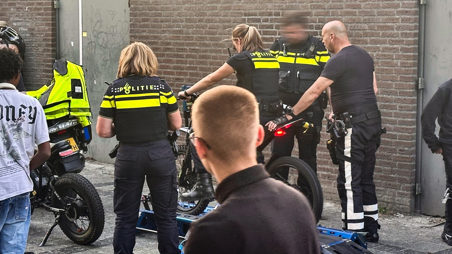 Politie neemt bij verkeerscontrole in Deurne ook flinke hoeveelheid softdrugs en wapenstok in beslag
