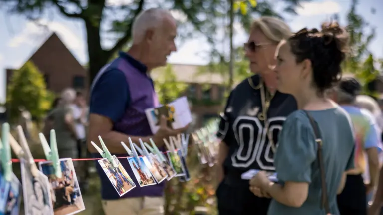 Buiten-expo ‘Vlierden in woord en beeld’ geopend; ‘Echt de moeite waard om te gaan bekijken’