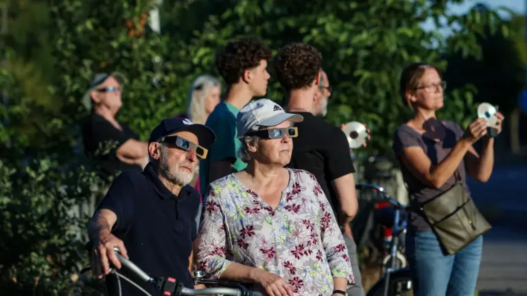 [FOTO’S] Deurne in de ban van bijzonder natuurfenomeen; ‘Hebben de zonsverduistering bekeken met hele gezin’