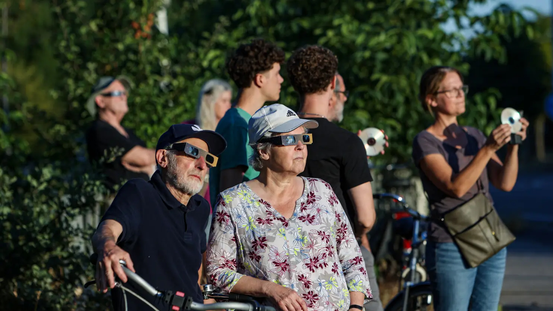[FOTO’S] Deurne in de ban van bijzonder natuurfenomeen; ‘Hebben de zonsverduistering bekeken met hel