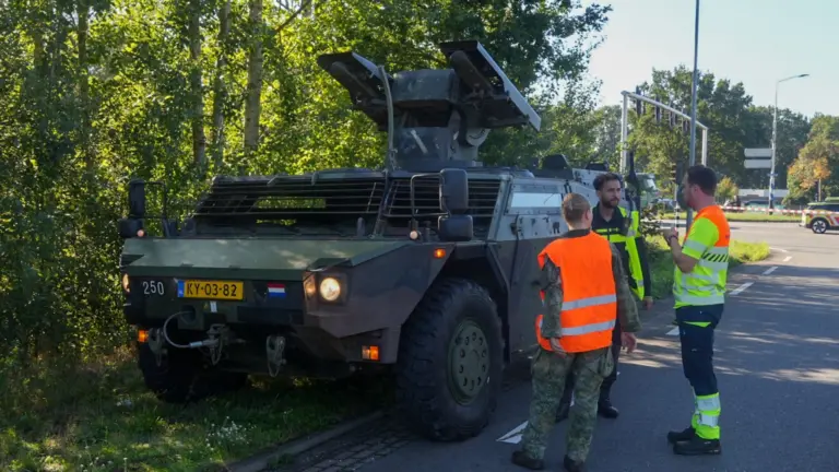 Pantservoertuig van Defensie en twee personenauto’s botsen tegen elkaar op weg tussen Deurne en Helmond