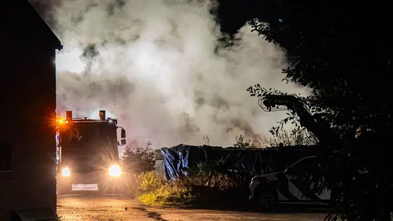 Berg afval vat vlam bij agrarisch bedrijf aan Hutsebergweg in Milheeze