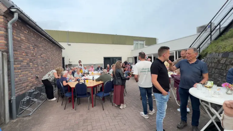 [VIDEO] Buurtvereniging Zeilbergsestraat viert 60-jarig jubileum nadat voortbestaan even aan zijde draadje hing