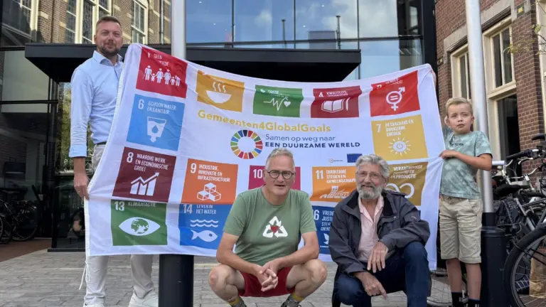 Global Goals-vlag gehesen bij Huis voor de Samenleving in Deurne: ‘Die doelen verdienen onze aandacht’